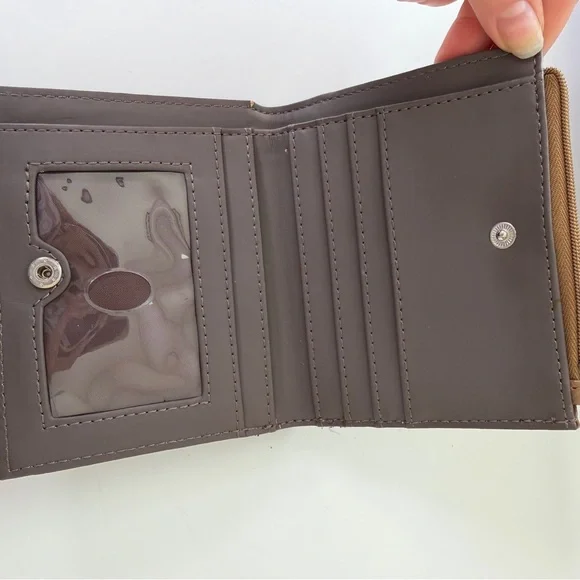 GUESS Glossy Black Shoulder Bag & Floral G-Logo Wallet Bundle - Picture 15 of 15